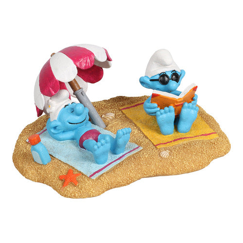 schluempfe am strand beim sonnenbad figur